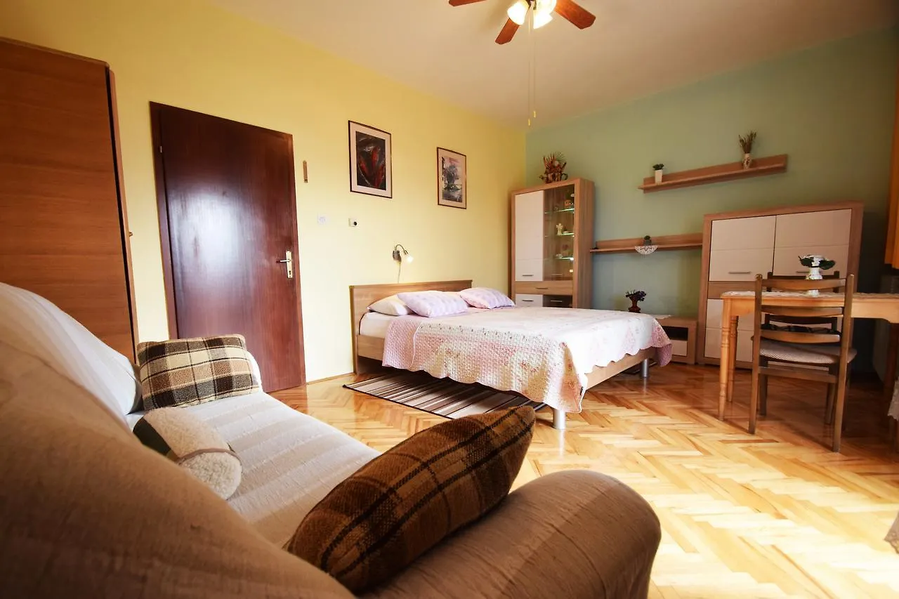 Apartments Mira Starigrad Paklenica Guest house