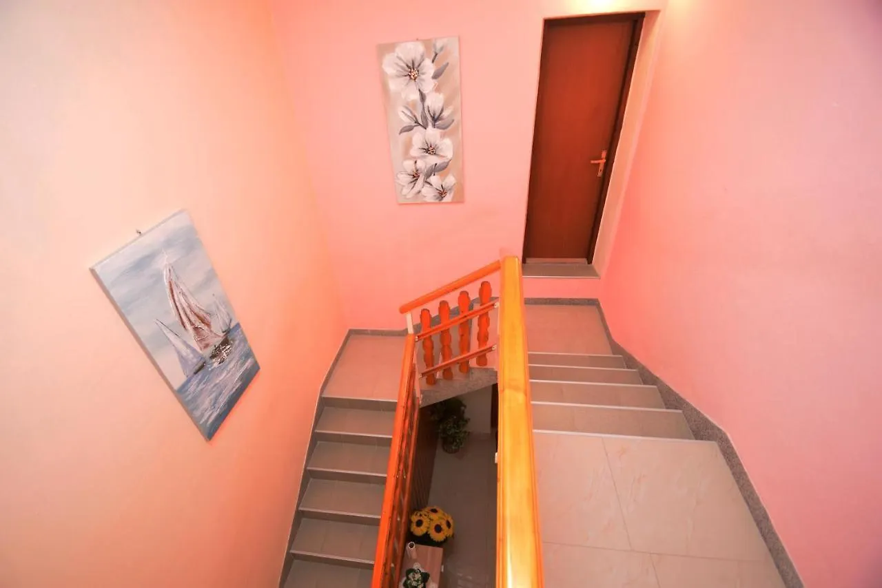 Apartments Mira Starigrad Paklenica Guest house