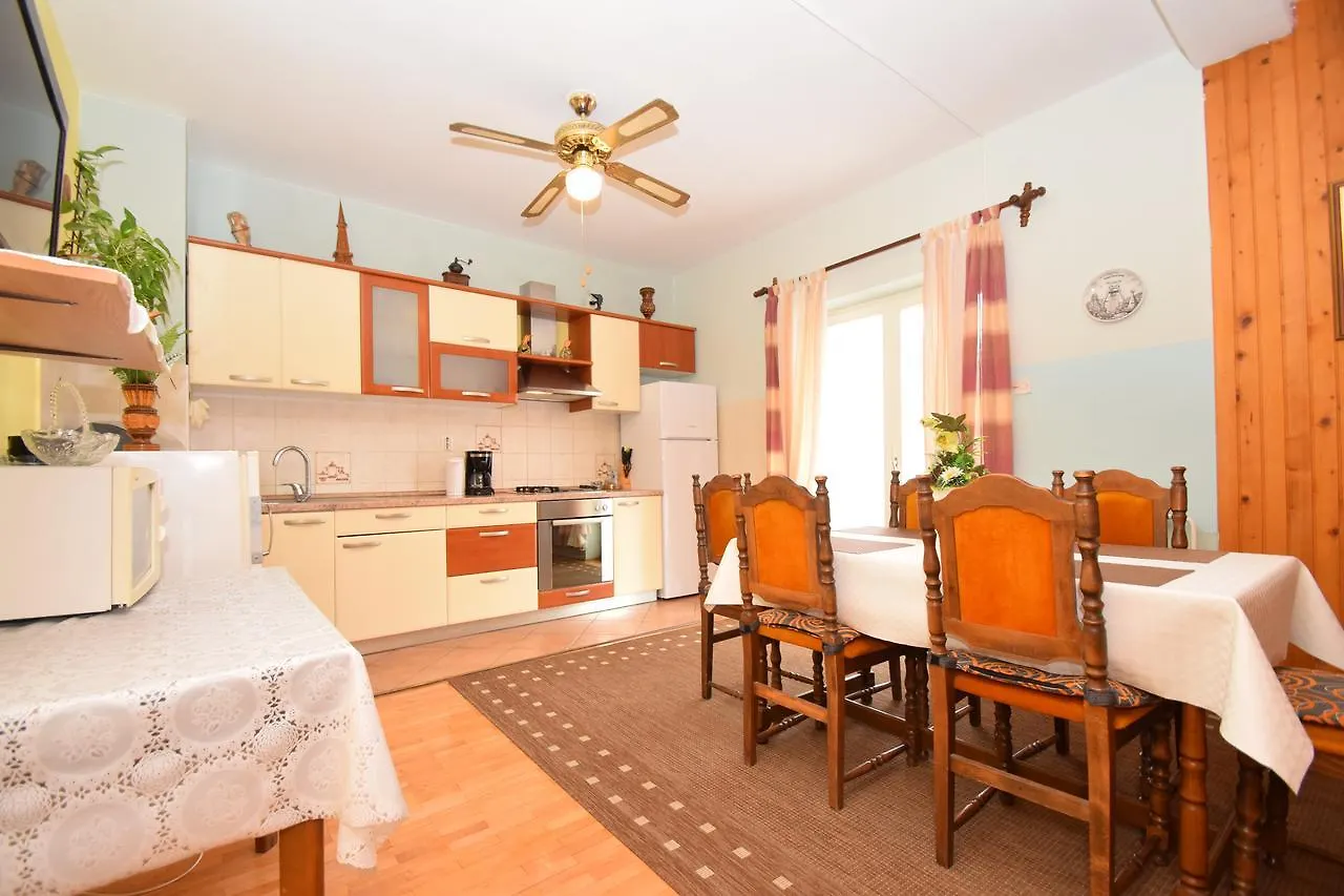 Guest house Apartments Mira Starigrad Paklenica